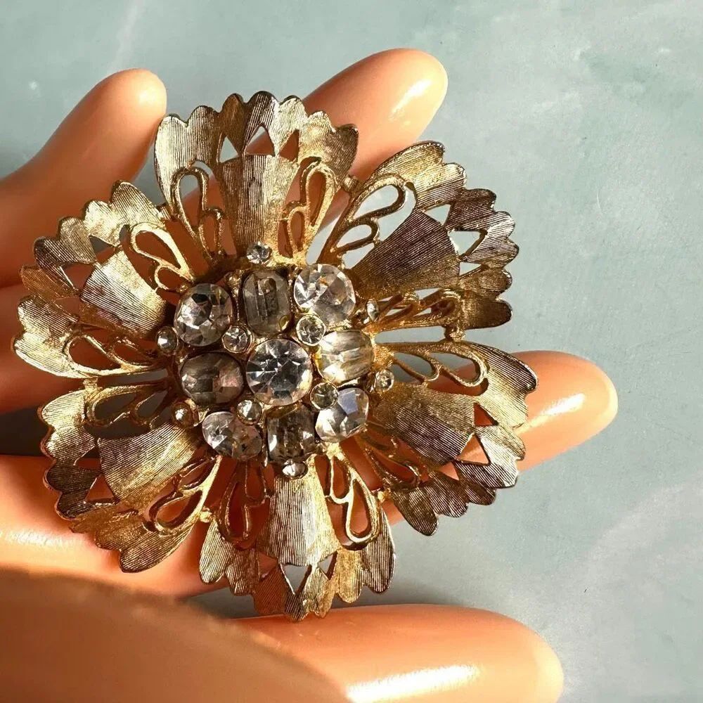 Vintage Gold-Tone Flower Rhinestone Brooch Pin